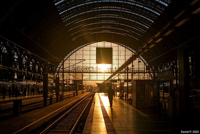 Bearbeitung Sonnenuntergangsstimmung Bahnsteigshalle Frankfurt HBF 2023
